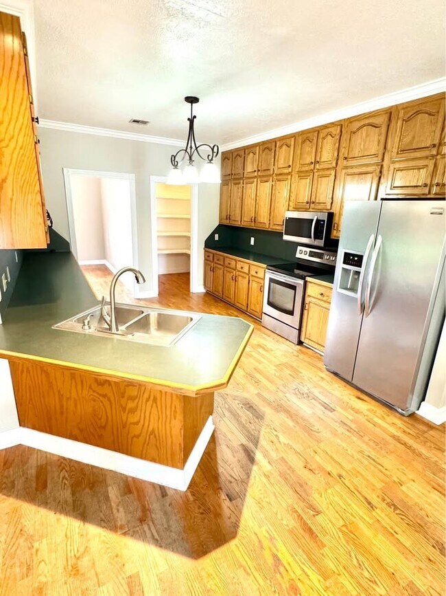 Building Photo - 1110 Athens Dr