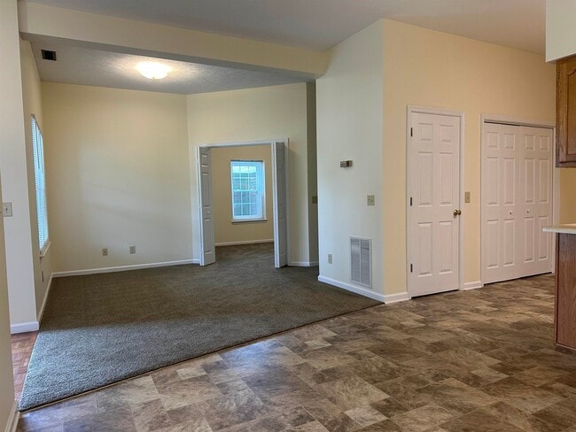 Building Photo - 210 Weeping Willow Ln