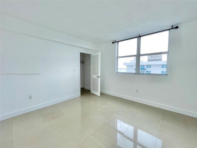 Foto del edificio - 7501 E Treasure Dr