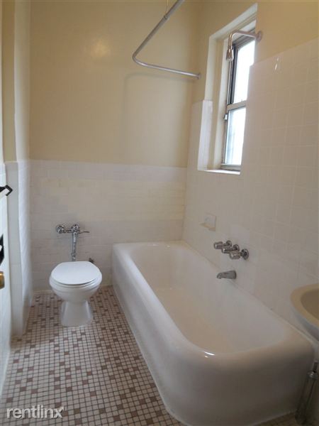 Building Photo - 626 E 187th St