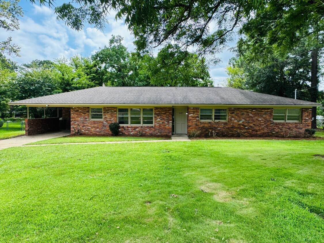 Foto principal - Freshly Renovated 4-Bedroom Retreat!