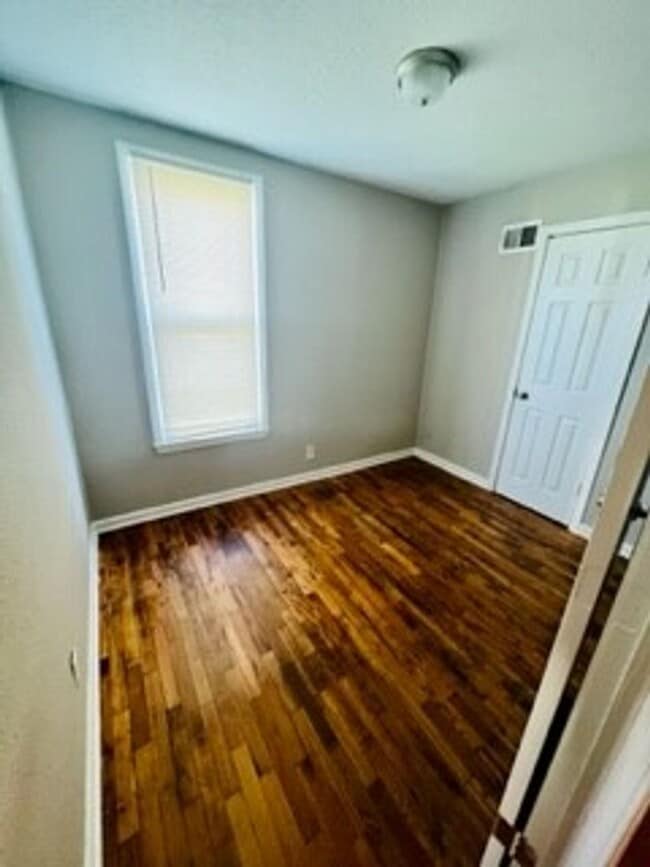 Building Photo - Quaint 2 bedroom in a quiet neighborhood