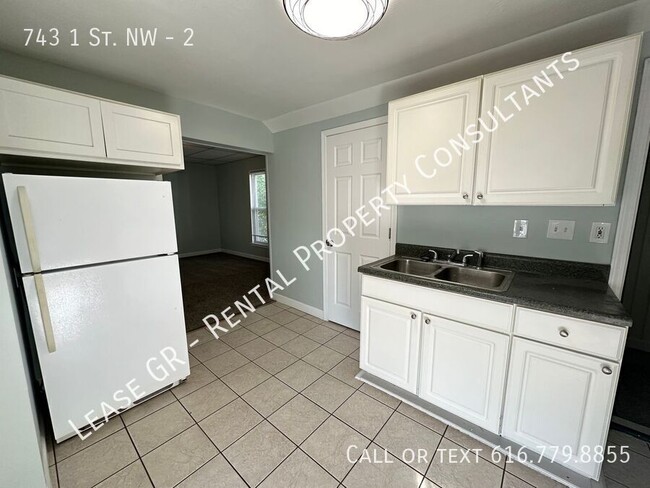 Foto del edificio - Two Bedroom Upper Duplex w/ Laundry In Unit!