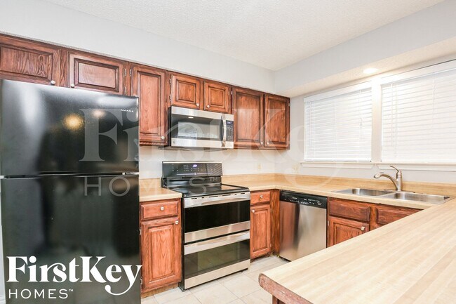 Building Photo - 2104 Homecraft Dr