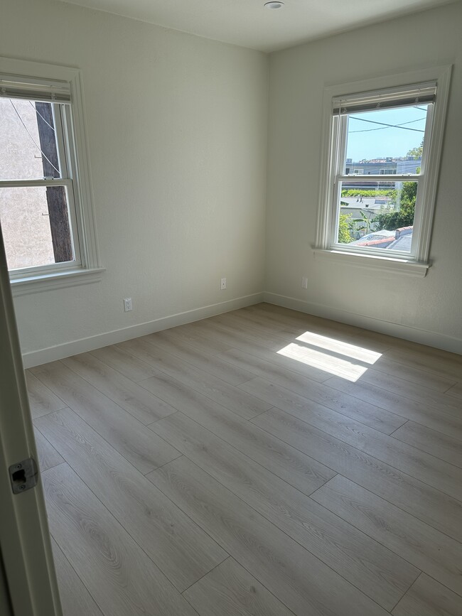 Building Photo - 215 Sinclair Ave
