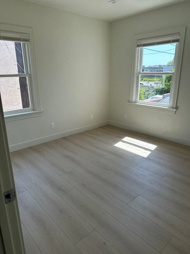 Foto del edificio - 215 Sinclair Ave