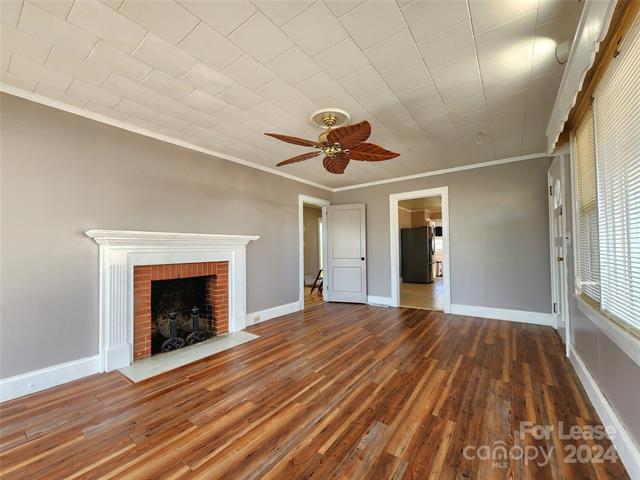Building Photo - 2401 Woodsdale Dr
