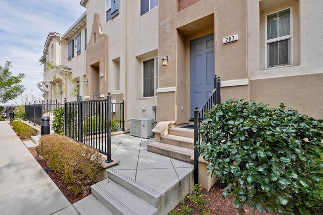 Foto del edificio - Sought-after Multi-level Home Near Great Mall!