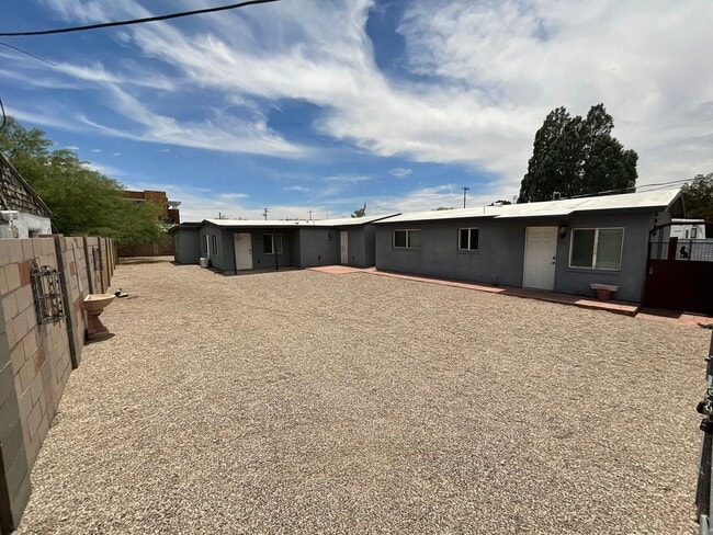 Building Photo - Central Tucson, close to University of Ari...