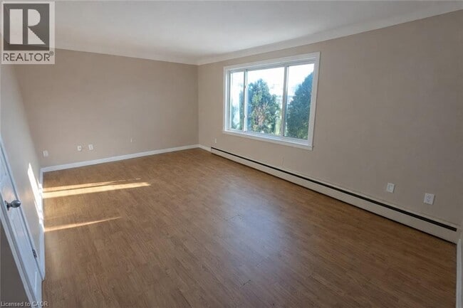 Photo du bâtiment - 250 Highland Rd W