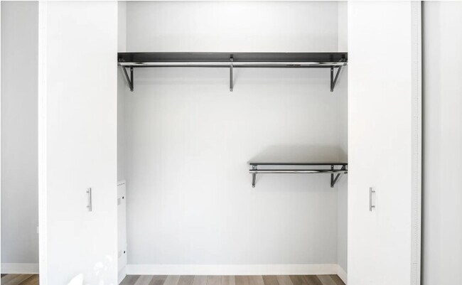 Foto del edificio - 2 Bed + Den in Logan Square