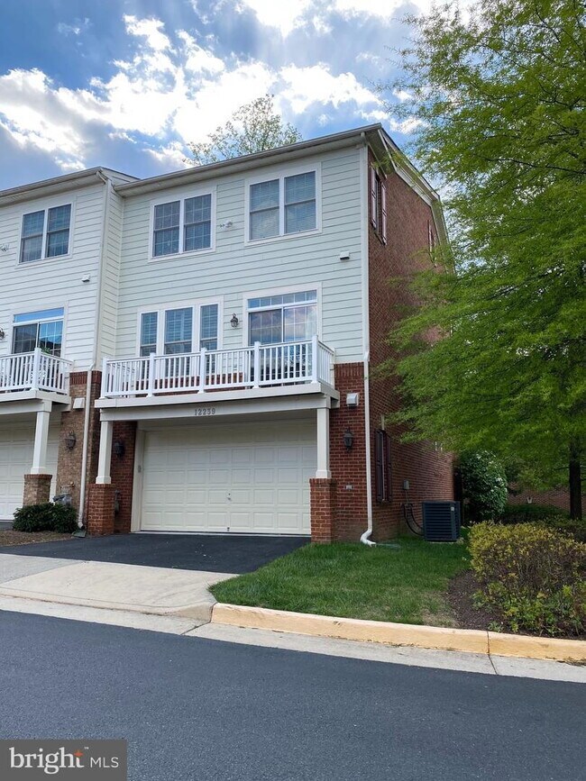 Building Photo - Bright & Spacious End-Unit Townhouse with Two-Car Garage!