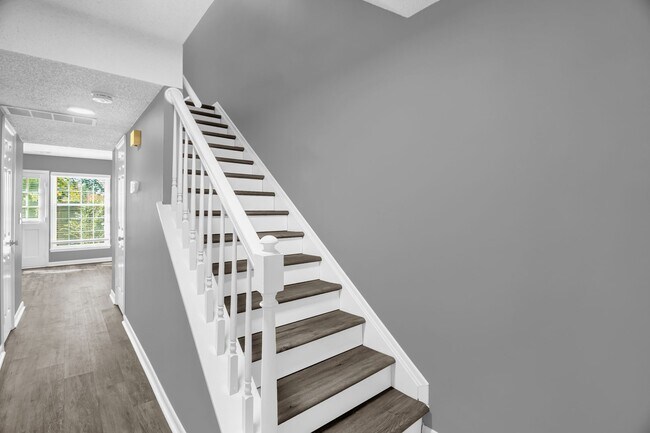 Foto del edificio - Stunning 3 bedroom, 2 1/2 bathroom End Tow...