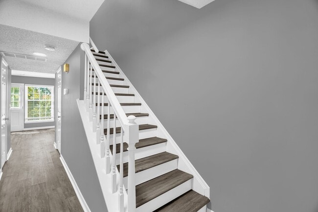 Building Photo - Stunning 3 bedroom, 2 1/2 bathroom End Townhome Unit in Greensboro!