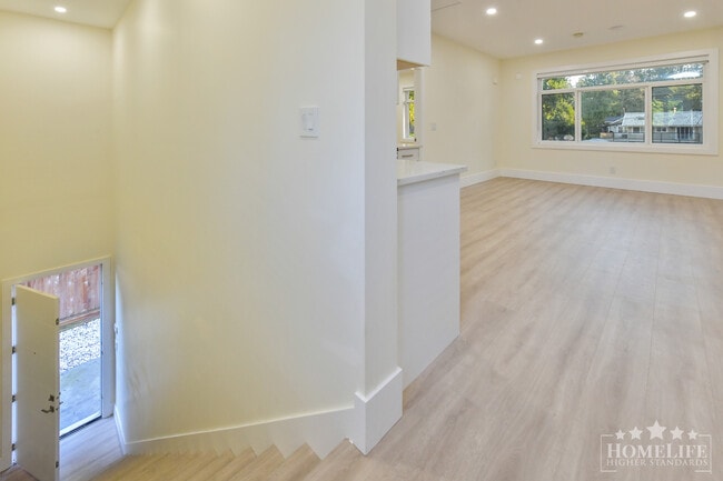 Photo du bâtiment - Bright 1-Bedroom Upper Suite in Brookswood — Private Entry & Peaceful Living