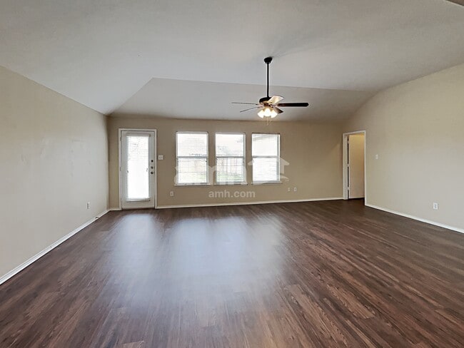 Foto del edificio - 2235 Timber Creek Dr