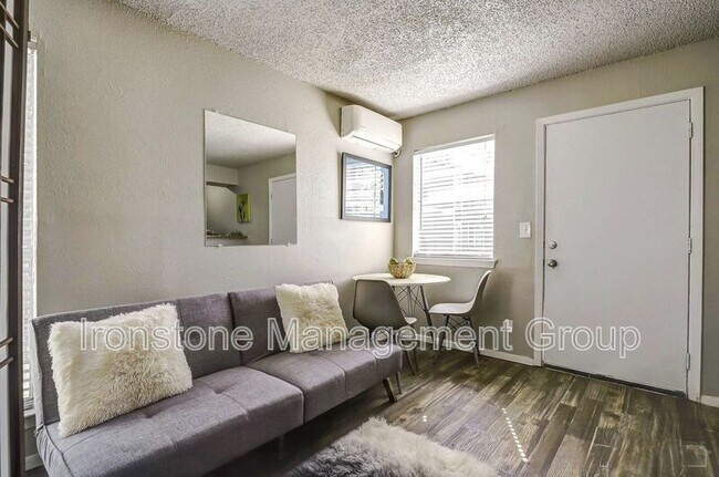 Foto del edificio - 4653 S Darlington Ave
