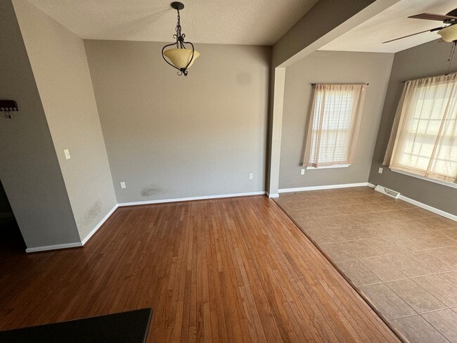 Foto del edificio - End unit townhome