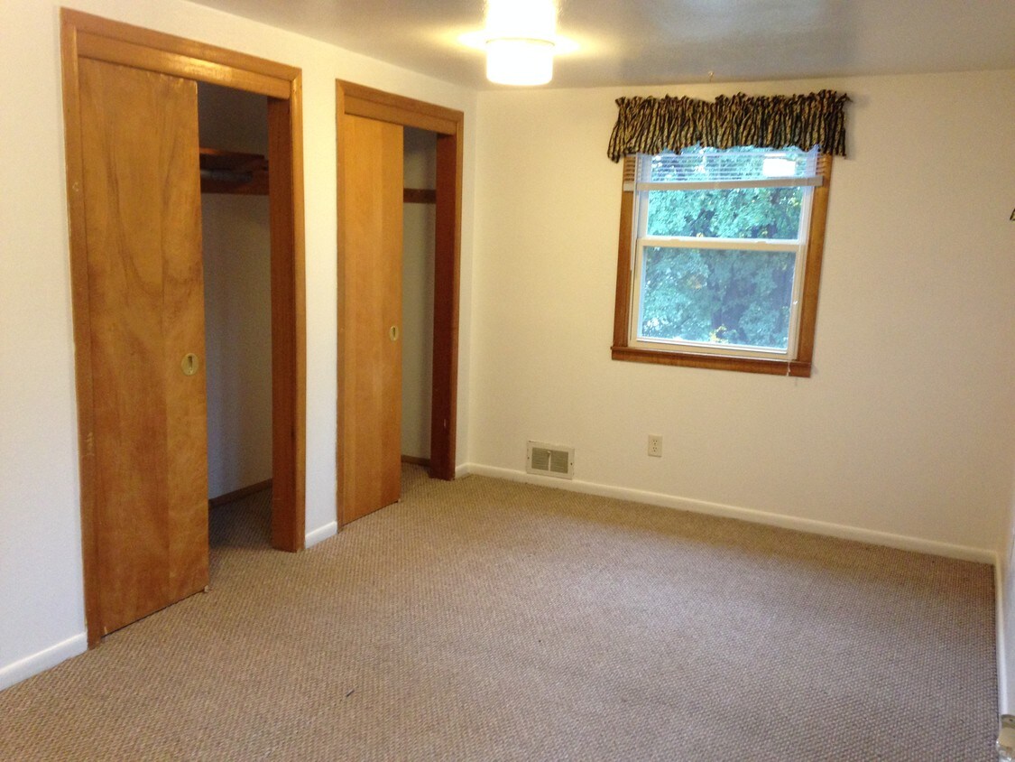living room - 827 10th Ave NW