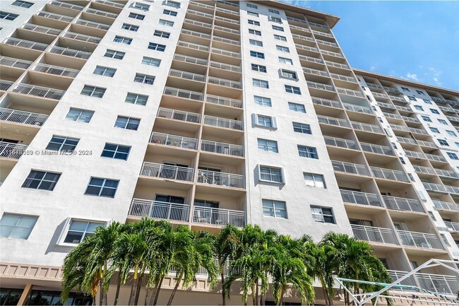 Foto del edificio - 400 Kings Point Dr