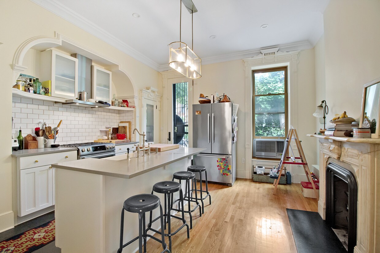 Primary Photo - 561 Halsey St