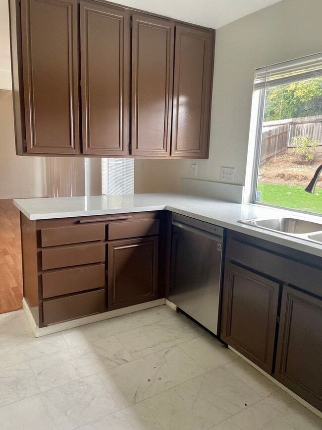 Foto del edificio - 4 Bdrm, 2.5 Ba, 2-story Home with Attached 2 Car Garage in San Marcos!