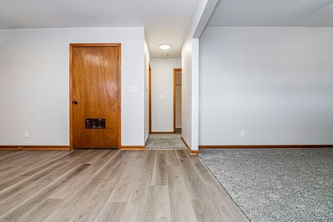 Building Photo - Newly Updated Duplex
