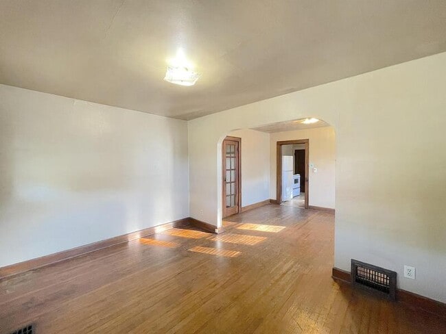 Building Photo - 1235 E Hanna Av