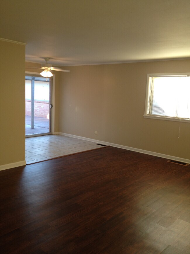 Foto del edificio - 2101 Smallwood Dr