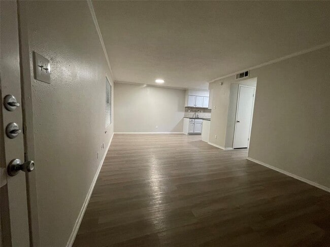 Building Photo - 2211 Lawnmont Ave
