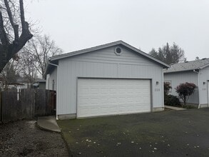 Building Photo - 228 SW Westholm Ave