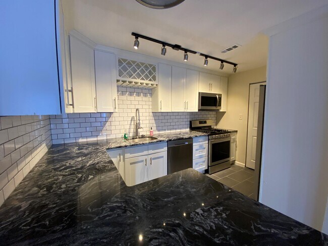 Building Photo - 7250 Beacon Hill Dr