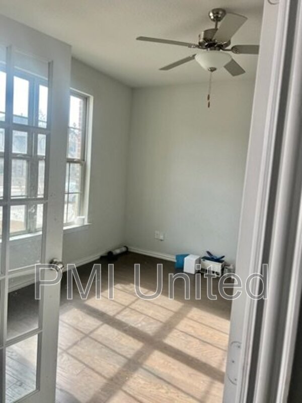 Building Photo - 413 Halwin Dr