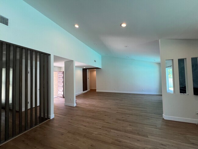 Foto del edificio - 23749 Sandalwood St