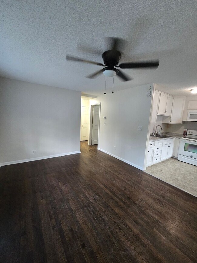 Foto del edificio - 3 Bedroom house with fenced in yard