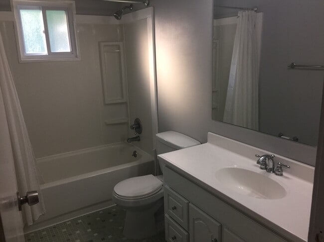 Full Bath - 2831 Bexley Ct