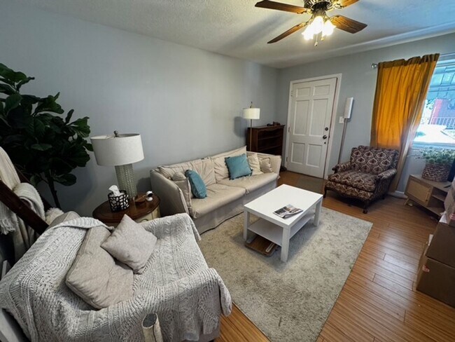 Foto del edificio - Rare 3 Bedroom Find in the Heart of Lawren...