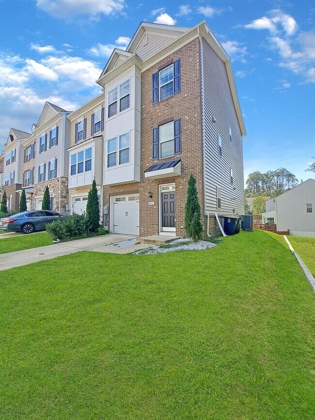 Foto del edificio - Lovely End Unit 3-Level Townhome with 1-Ca...