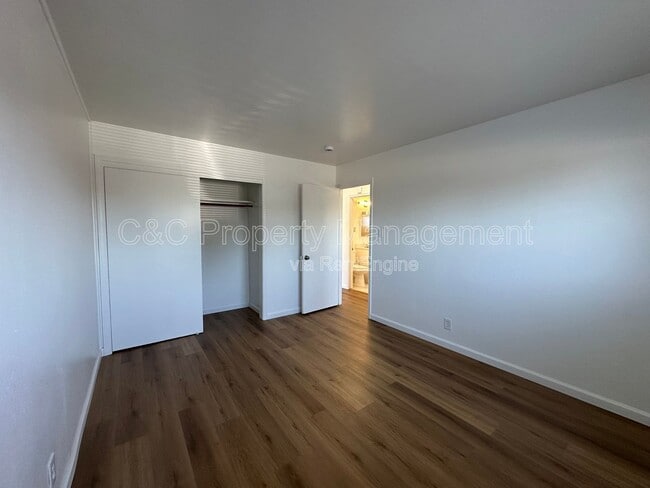 Building Photo - 922 Lupin Dr