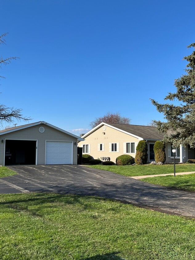Building Photo - 2140 Springport Rd