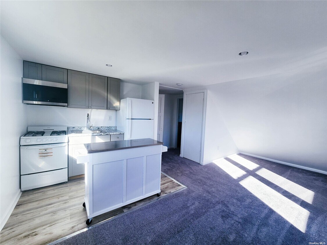 276 Norfeld Blvd Unit 2nd Fl, Elmont, NY 11003 Room for Rent in