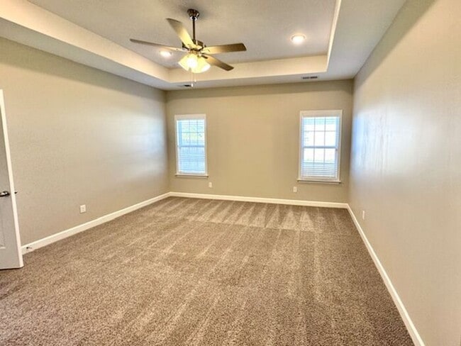 Building Photo - Now Leasing a 5-Bedroom 3 Bath Home in Hor...