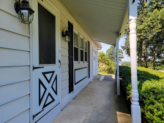 Building Photo - 661 Lauschtown Rd