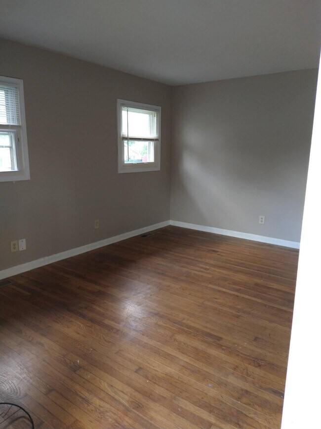 Building Photo - 172 Delmont Dr