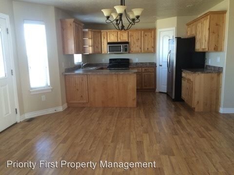 Building Photo - 3 br, 2.5 bath House - 920 N 3000 W