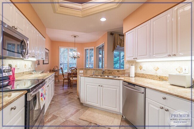Foto del edificio - ***PELICAN BAY CRESCENT SEASONAL RENTAL***3 BED 2.5 BATH***2 CAR GARAGE***EXCELLENT LOCATION***