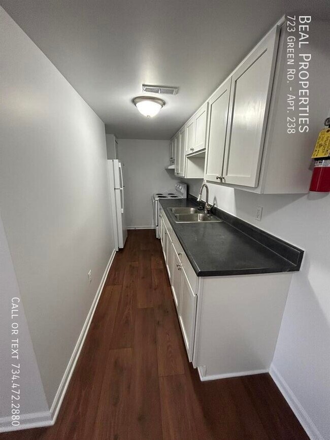 Building Photo - 723 Green Rd