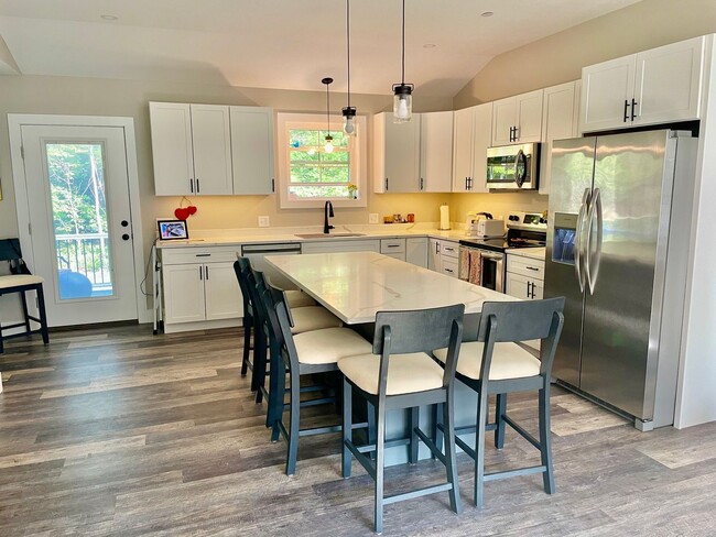 Building Photo - New 3 bed, 3 bath house with in law apt on...