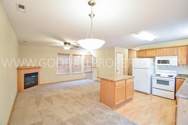 Foto del edificio - 2-Bedroom, 2-Bath Urbandale Townhome with 2-Car Attached Garage