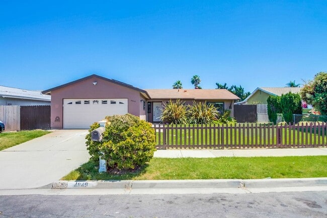 Building Photo - Available Now! 3 Bedroom Single Story Home...